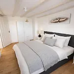 Huus An`t Diek, Luxus In Deichnähe, Erdgeschosswohnung Mit Pool, Nähe Norddeich Ferienhaus Norden