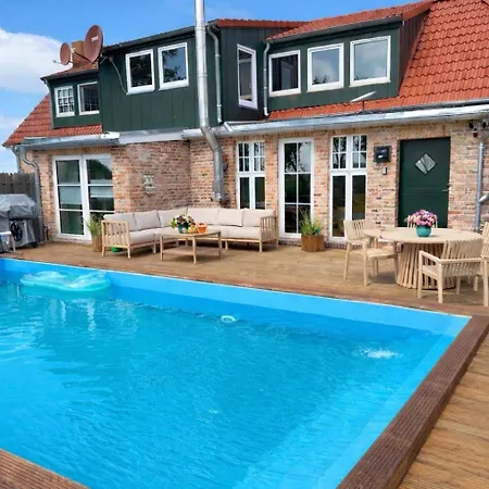 Vakantiehuis Huus An't Diek, Luxus In Deichnaehe, Erdgeschosswohnung Mit Pool, Naehe Norddeich *
